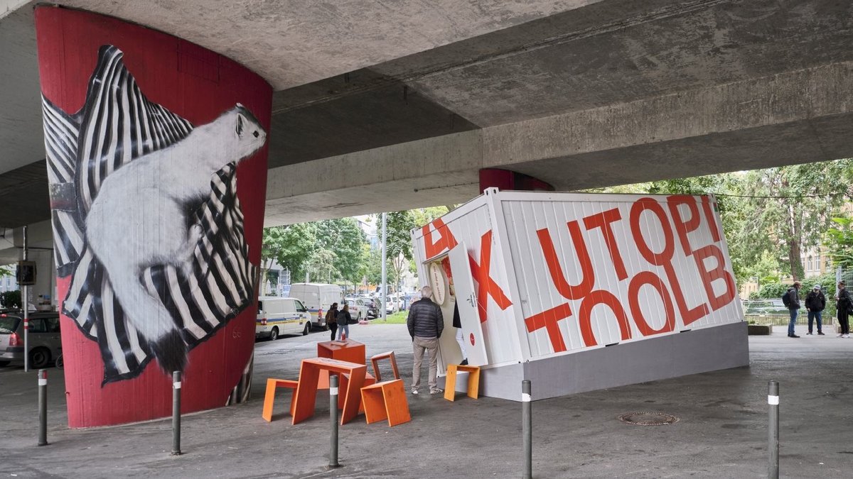 ... während unter der Brücke das Augsburger Projekt "Utopia Toolbox" mit einem mobilen "Ministerium für Zukunftsträume" gastiert.