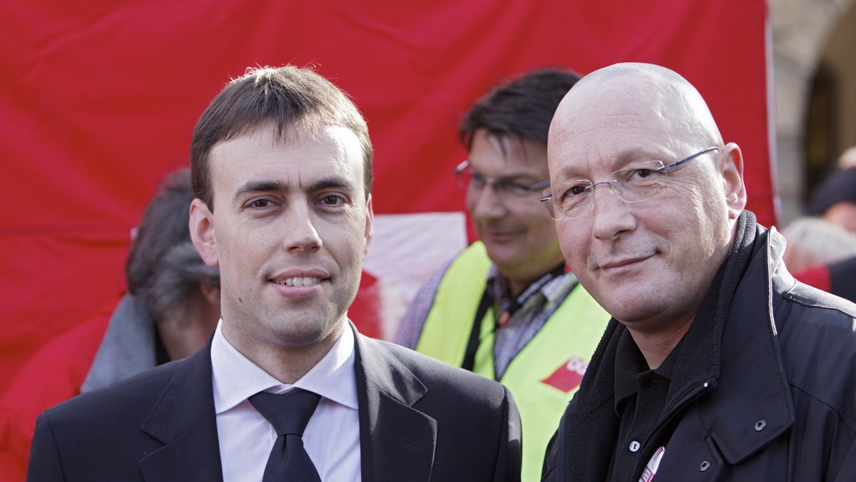 Nach diesem Zwischenhoch beginnt der bis jetzt andauernde Abstieg: 2006 verliert die SPD bei den Wahlen acht Prozentpunkte und erreicht 25,2 Prozent. Auf Vogt folgt 2009 Nils Schmid als Landeschef (auf dem Foto von 2010 links mit Porsche-Betriebsratschef Uwe Hück), der das Ruder nicht rumreißen kann: 23,1 Prozent für die SPD bei der Landtagswahl 2011. Foto: Joachim E. Röttgers