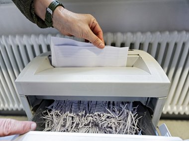 Echt praktisch: Aktenschredder. 