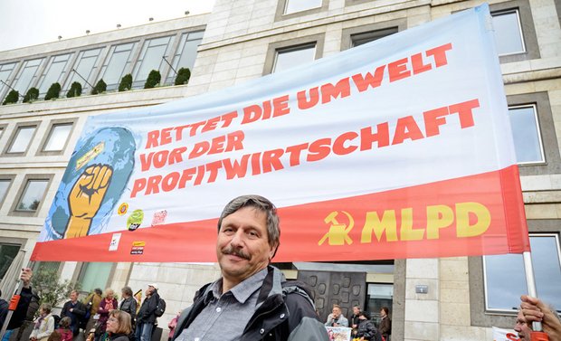 Wo protestiert wird, ist die MLPD dabei. Kraft bei der Montagsdemo.