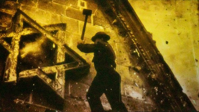 Brennende Synagoge mit Davidstern, KI-generiert.