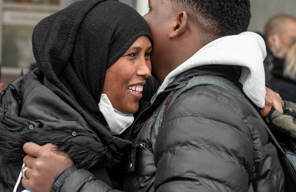 ... neun war, hat sie ihn zuletzt gesehen. Jetzt ist er fast erwachsen.