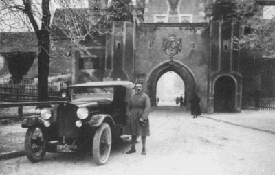Hitler nach seiner Haftentlassung vor der Festung Landsberg. 