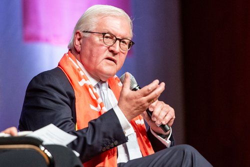 Bundespräsident Frank-Walter Steinmeier mit Katholikentag-Schal.