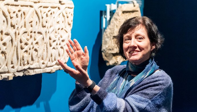 Annette Krämer vom Lindenmuseum neben einer Marmortafel aus Ghazni-Marmor. 