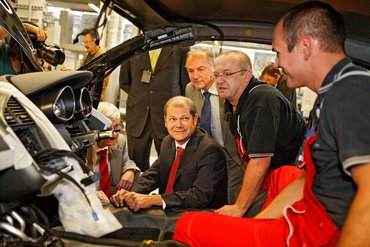 Olaf Scholz 2008 (damals Sozialminister) im Audi-Werk Neckarsulm.