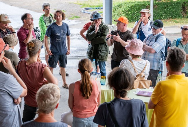 Wie das Rad in Bewegung bringen? Beim Probelauf wird viel erklärt und nachgefragt.