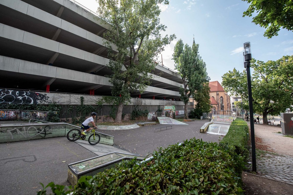 ... und ein paar Meter weiter ein Skatepark, der auch von Bikern genutzt wird.