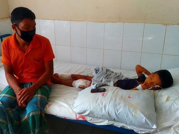 Der fünfjährige Arjun Tanchangya Suken wurde bei einer Schießerei verletzt. Der fünfjährige Arjun Tanchangya Suken wurde bei einer Schießerei verletzt.