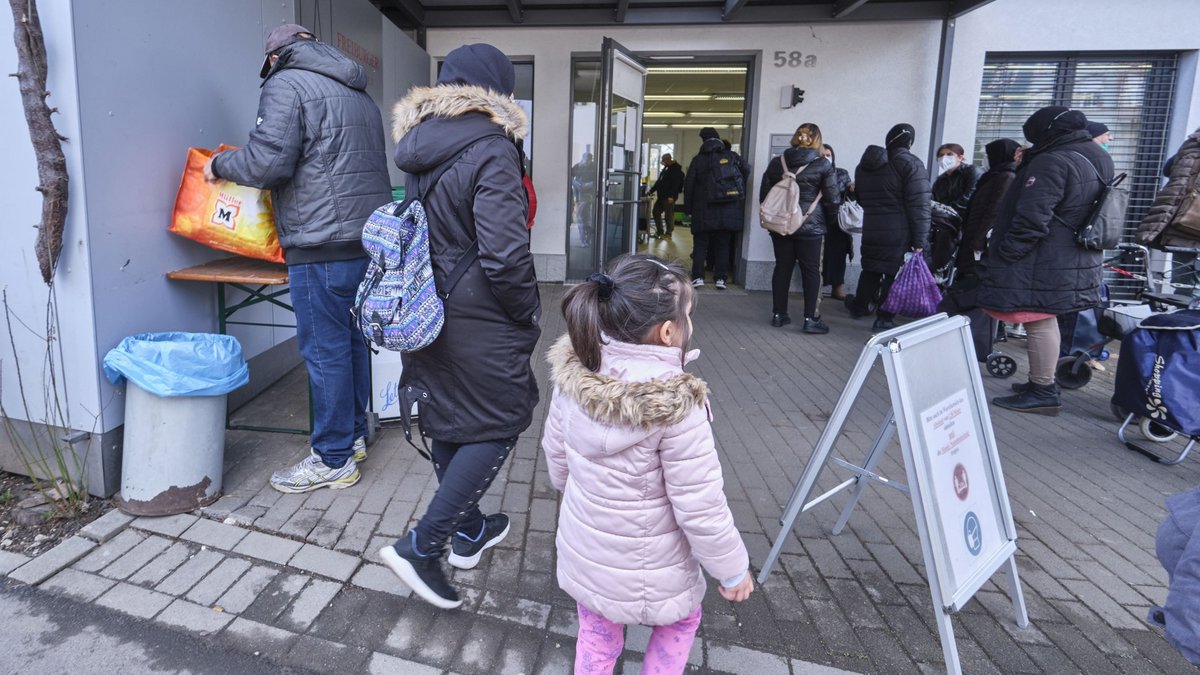 In die immer länger werdenden Tafelschlangen reihen sich auch Kinder ein. Foto: Joachim E. Röttgers
