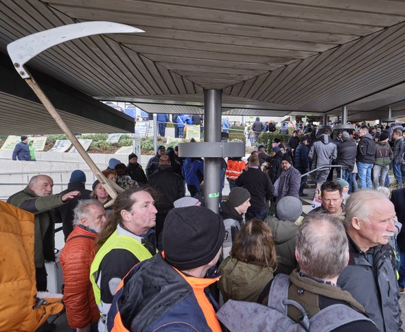 Zum Angst kriegen: Bauern mit Sense vor der Stadthalle. Zum Angst kriegen: Bauern mit Sense vor der Stadthalle.
