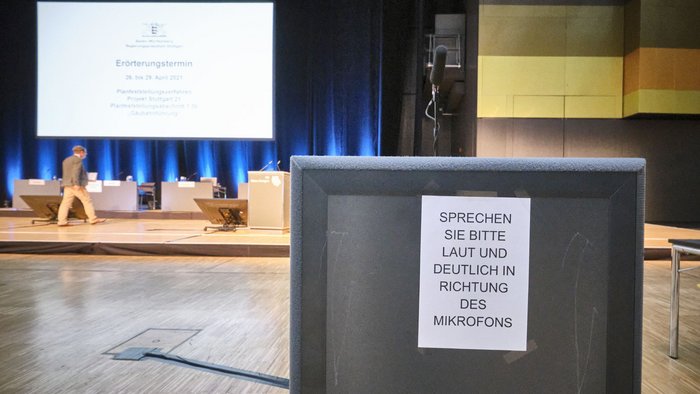 BürgerInnen-Mikro zur Erörterung der Gäubahnführung bei S 21. Foto: Joachim E. Röttgers