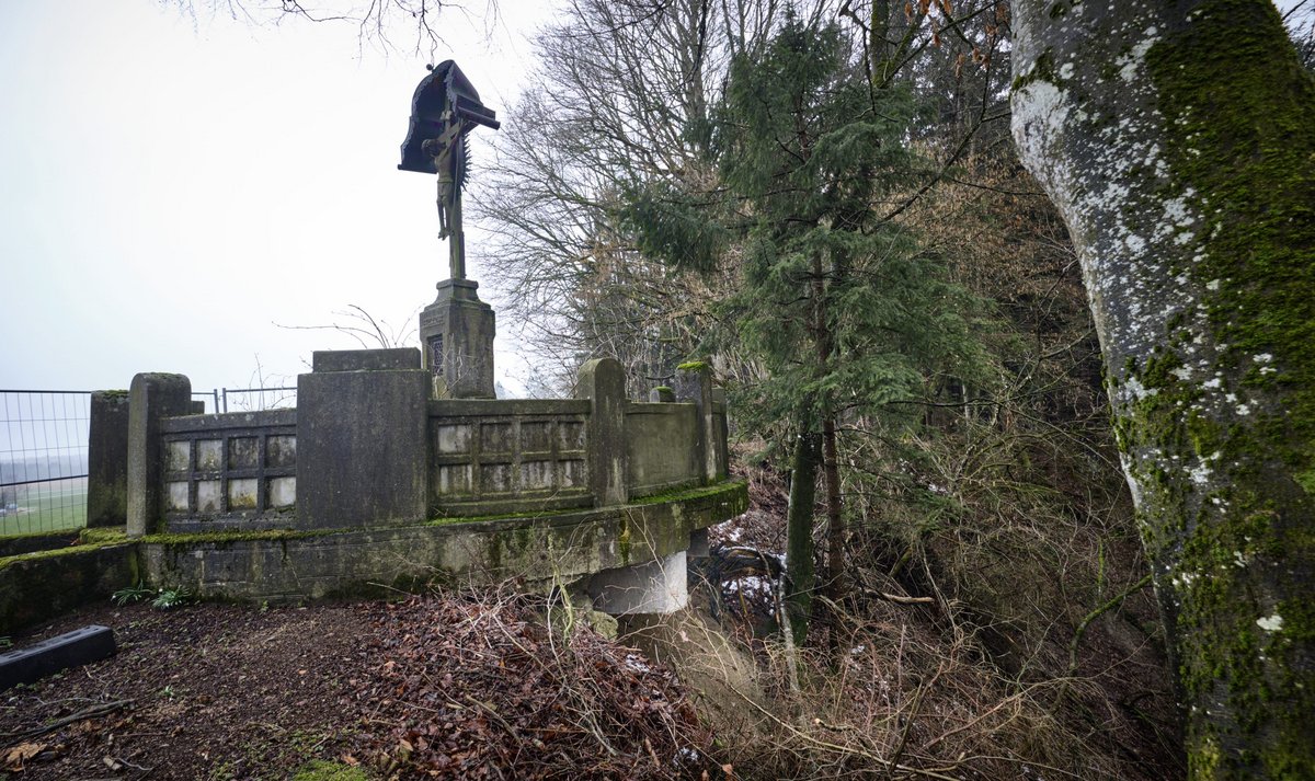 Der Boden unter dem Kreuz bricht weg. Dann gibt es kein Halten mehr. Foto: Joachim E. Röttgers Der Boden unter dem Kreuz bricht weg. Dann gibt es kein Halten mehr. Foto: Joachim E. Röttgers