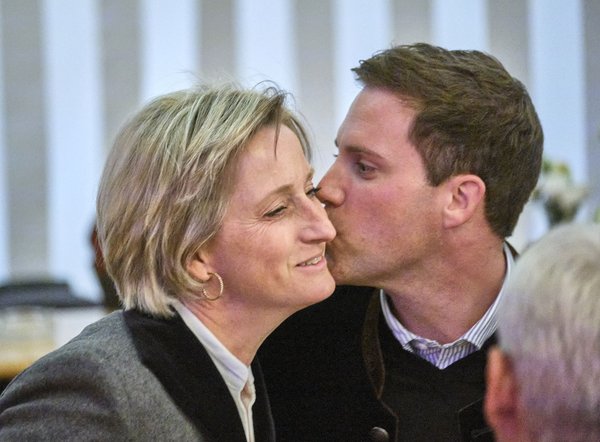 Ein Küsschen für Parteikollegin und Wirtschaftsministerin Nicole Hoffmeister-Kraut auf dem historischen Volksfest im September.