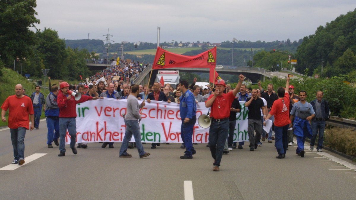 Protestmarsch vom Daimler-Chrysler-Werk Mettingen nach Untertürkheim 2004 – auf der B 10, damals ein mediales Großereignis. Foto: Martin Storz