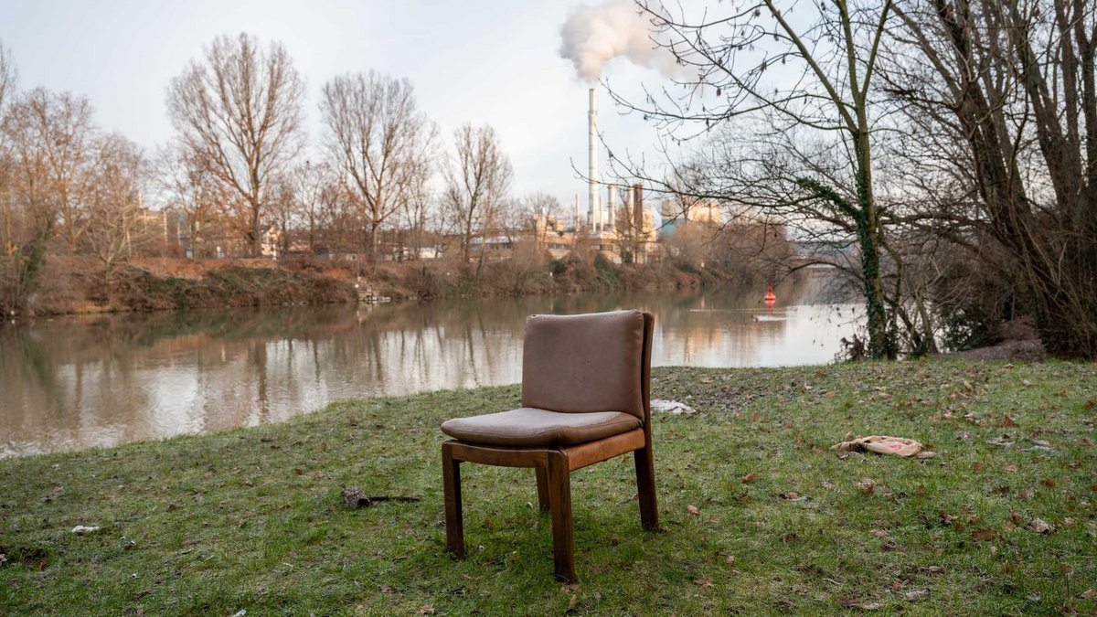Am Fluss ist gut sein – trotz Signalen der Müll- und Kohleverbrennung vom Kraftwerk Münster. Foto: Jens Volle