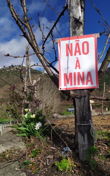 "Nein zur Mine" ist häufig im Dorf zu sehen.