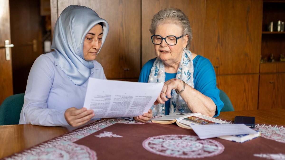 Özlem Cavusoglu (links), einst Mentee von Annefried Auffarth (rechts) und inzwischen selbst Mentorin. Fotos: Julian Rettig