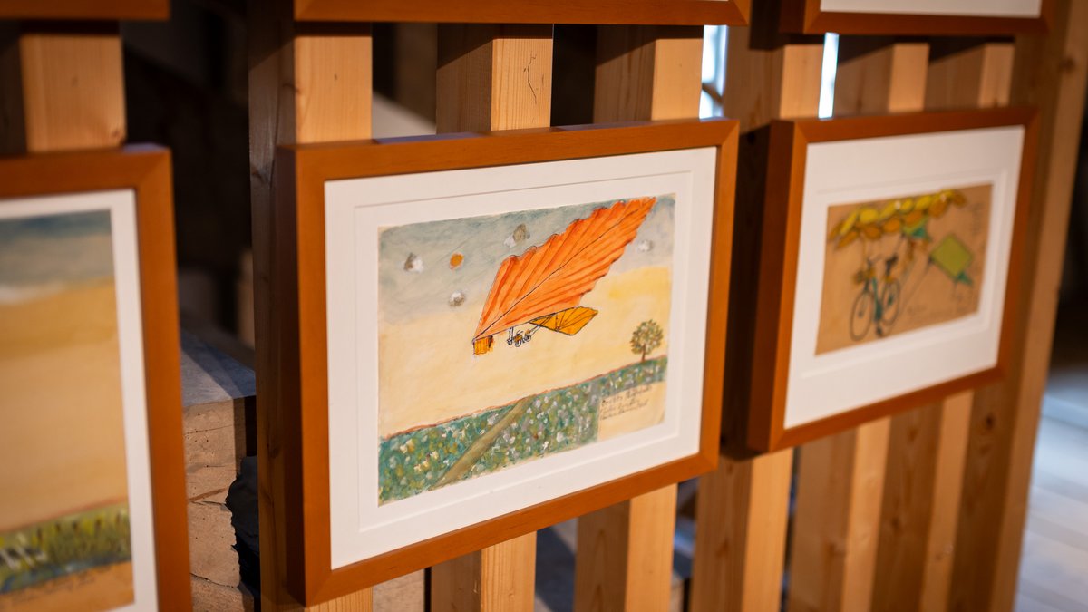 In seinen Zeichnungen ist er geflogen.