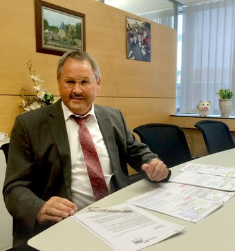 Mennig im Amt, das Sparschwein am Fenster. Foto: Kontext