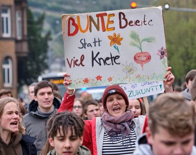 Warum Knete horten, wenn man keine Zukunft hat? Fridays-for-Future-Kids in Esslingen. Foto: Joachim E. Röttgers Warum Knete horten, wenn man keine Zukunft hat? Fridays-for-Future-Kids in Esslingen. Foto: Joachim E. Röttgers
