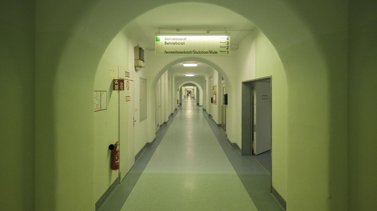 Noch länger als die Gänge in der Uniklinik Mannheim scheinen die Entscheidungsprozesse in der Politik. Fotos: Joachim E. Röttgers