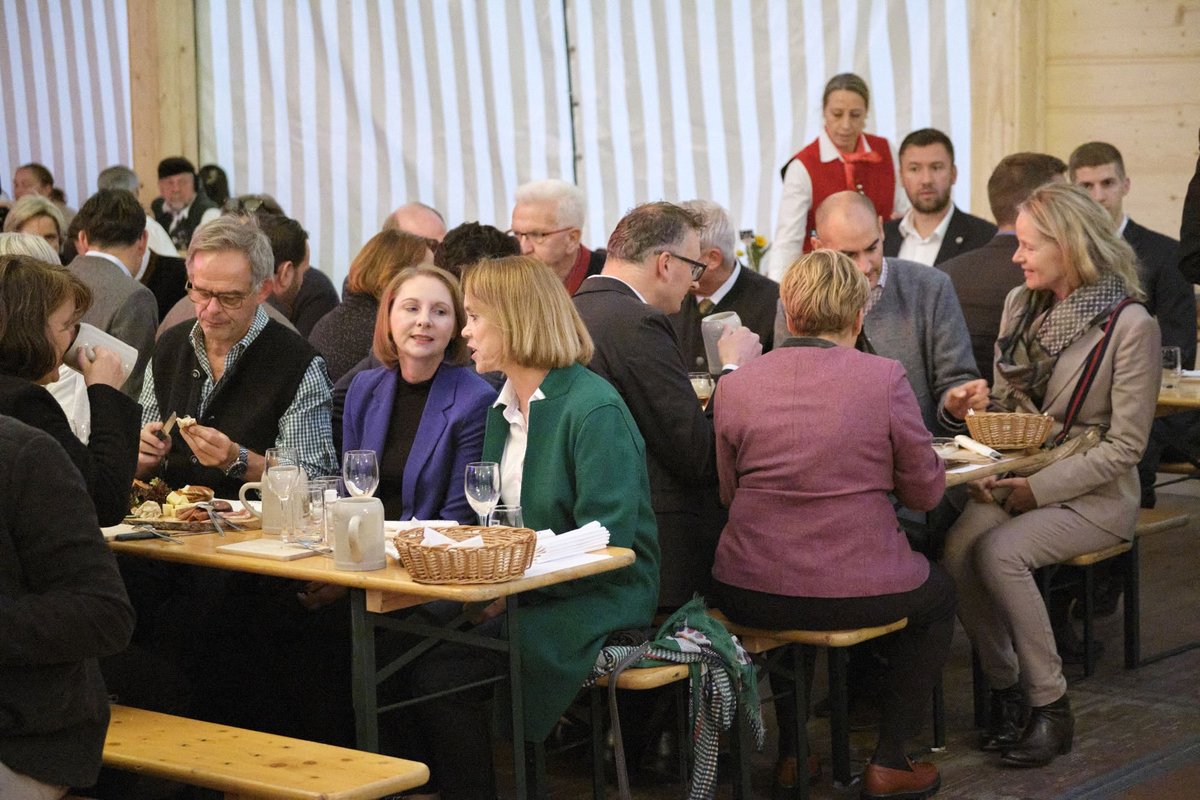 Die Landesregierung stellt sich dem Volk im Festzelt. "Rosamunde" zieht mehr. 