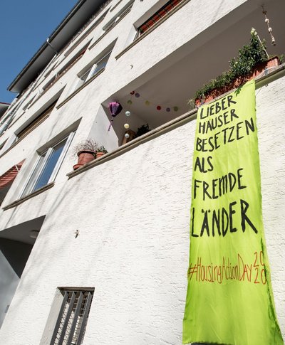 Der Demobalkon – Privates wird politisch. Der Demobalkon – Privates wird politisch.