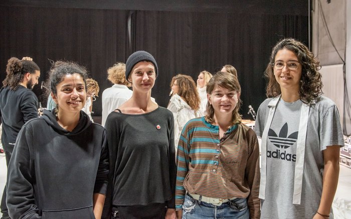 Hinter den Kulissen: Johana Gomez (Bühnenbild), Johanna Kessler (Bühnenbildassistenz), Rebecca Moltenbrey (Kostümbild) und Hanna Ulmer (Kostümassistenz, von links).