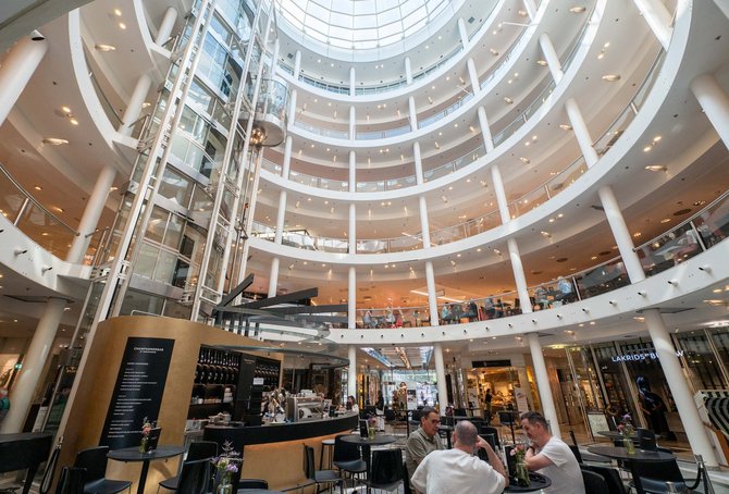 Transparenz bei Breuninger heißt: gläserner Aufzug unter lichtdurchfluteter Kuppel. Transparenz bei Breuninger heißt: gläserner Aufzug unter lichtdurchfluteter Kuppel.