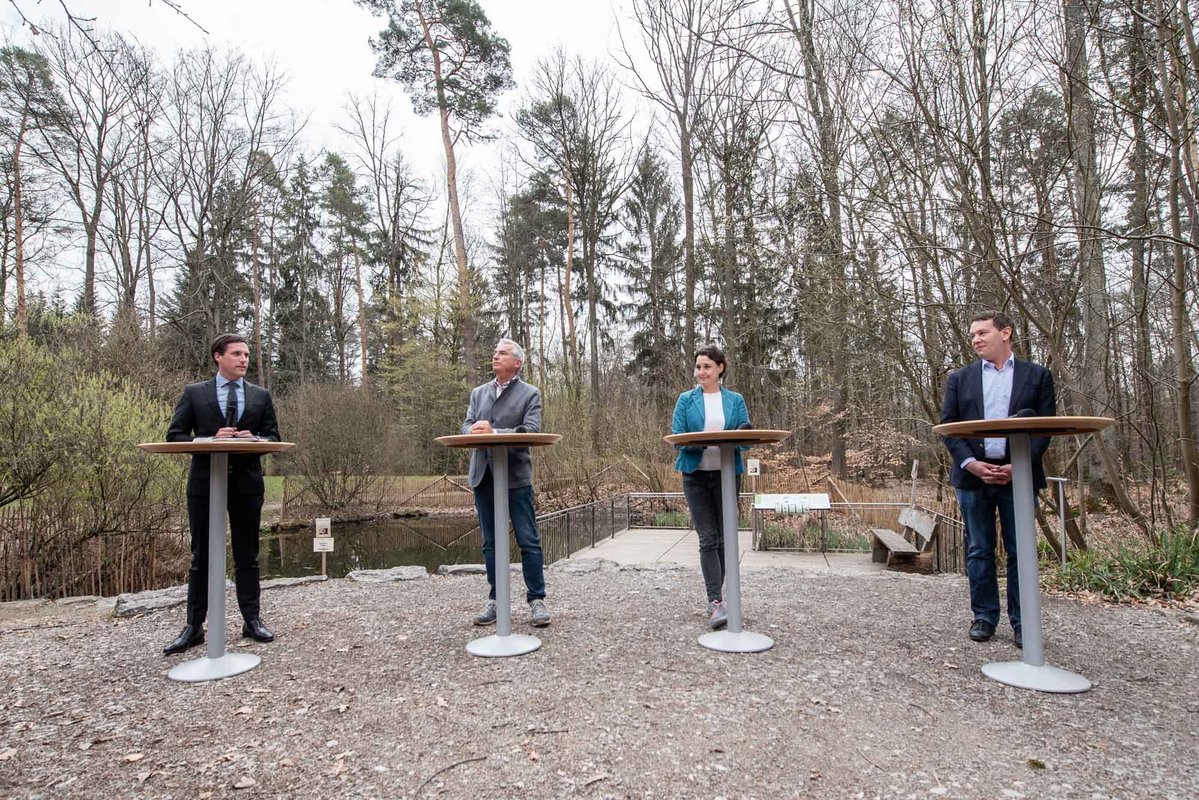 Drei Männlein und eine Frau stehen im Walde: CDU-Generalsekretär Manuel Hagel, CDU-Landesvorsitzender Thomas Strobl, die Grüne Landesvorsitzenden Sandra Detzer und Oliver Hildenbrand (von links).