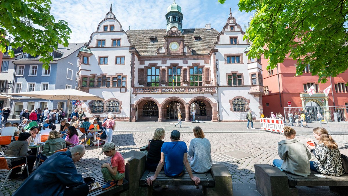 Das Freiburger Rathaus eine Woche vor der Wahl des Oberbürgermeisters. 