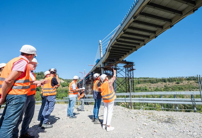 Imposant überspannt die Horber Hochbrücke das Neckartal. Ministerin Razavi (rechts) zeigt sich beeindruckt.