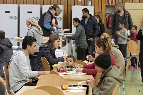 Oktober 2015: Asylsuchende werden in Turnhallen untergebracht.