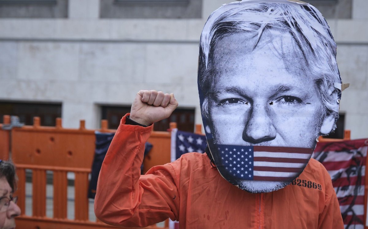 Am 3. Mai 2022, dem Internationalen Tag der Pressefreiheit, hat das Aktionsbündnis "Freiheit für Assange" vor dem Stuttgarter Rathaus demonstriert. Fotos: Joachim E. Röttgers