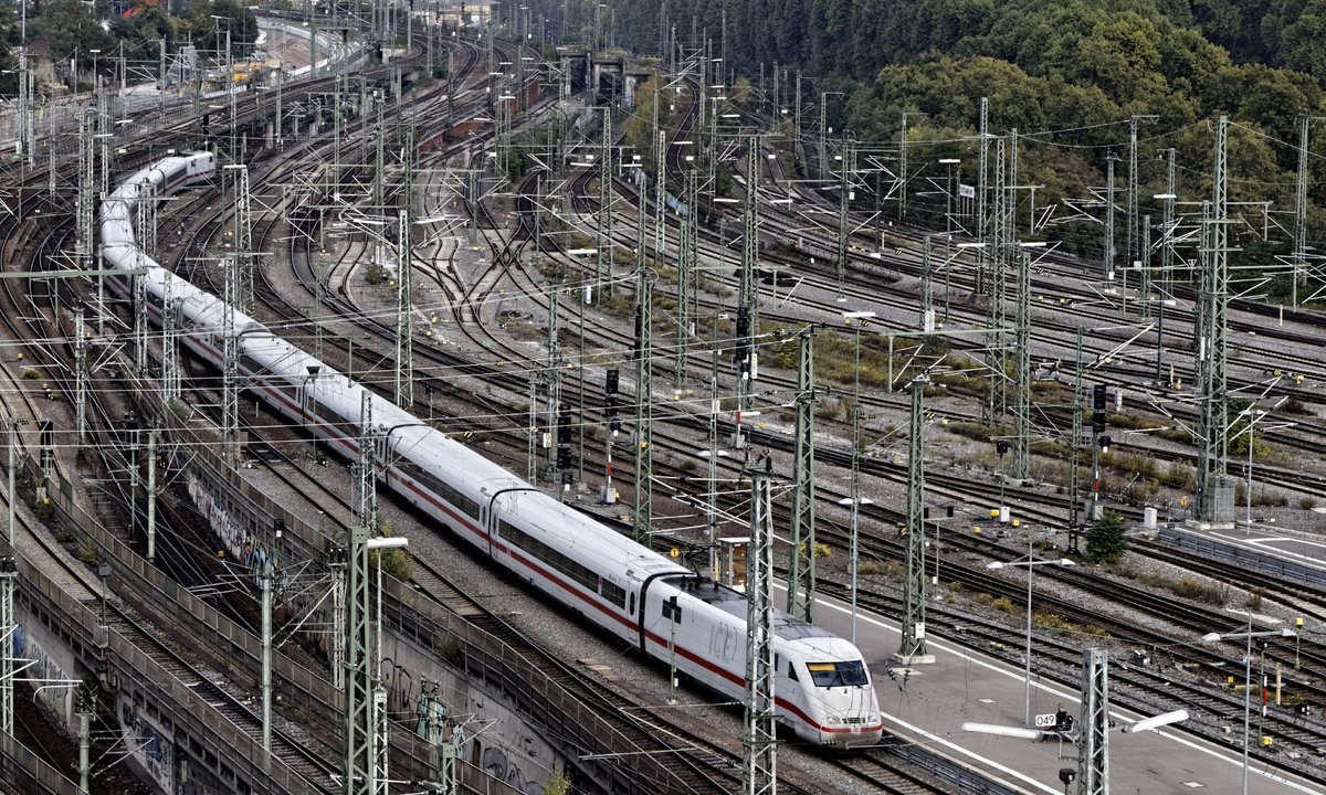 Seit die Deutsche Bahn eine Aktiengesellschaft ist, verwahrlost die Infrastruktur und die Schulden explodieren. Fotos: Joachim E. Röttgers