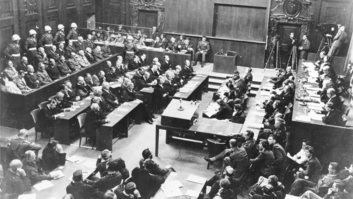 Verhandlungssaal der Nürnberger Prozesse – Martin Löffler verteidigte dort die Reiter-SA. Foto: Bundesarchiv, Bild 183-H27798, Autor unbekannt, CC-BY-SA 3.0, https://commons.wikimedia.org/w/index.php?curid=5364079