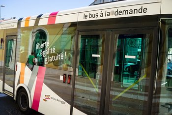 "Liberté, égalité, gratuité". Mit den Bussen in Aubagne fahren die Fahrgäste umsonst. Foto: Thomas Pier