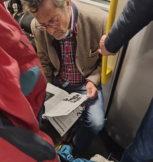 Dieter Dehm liest "Compact" in der Berliner U-Bahn. Foto: Kontext
