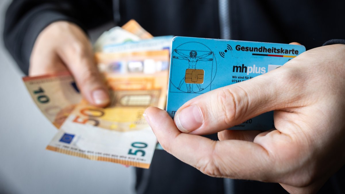 Wegen erdrückender Krankenkassenbeiträge in der Schuldenfalle gelandet. Fotos: Julian Rettig