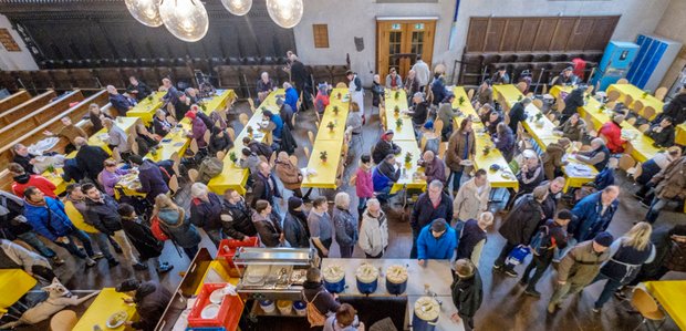 In der Vesperkirche: das täglich' Brot und die Solidarität der Gesellschaft.