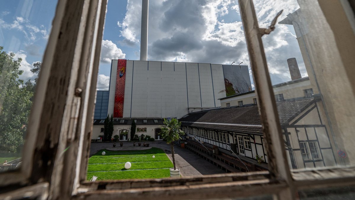 Die Majolika-Immobilie, mit der Christoph Gröner liebäugelt. Hinten die Karlsruher Stadtwerke. Foto: Jens Volle