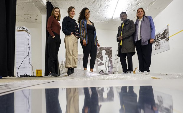 Die MacherInnen des Festivals, v.l.: Yasemin Keskintepe, Johanna Ziemer, Joyce M. Muvunyi, Lamin Fofana und Elke aus dem Moore. Nadja Ofuatey-Alazard fehlt im Bild.