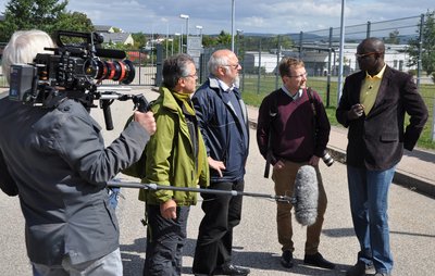 Dreharbeiten für "Von Waffen leben", Landgraebers aktuellem Oberndorf-Film. In der Mitte: Jürgen Grässlin. Foto: privat