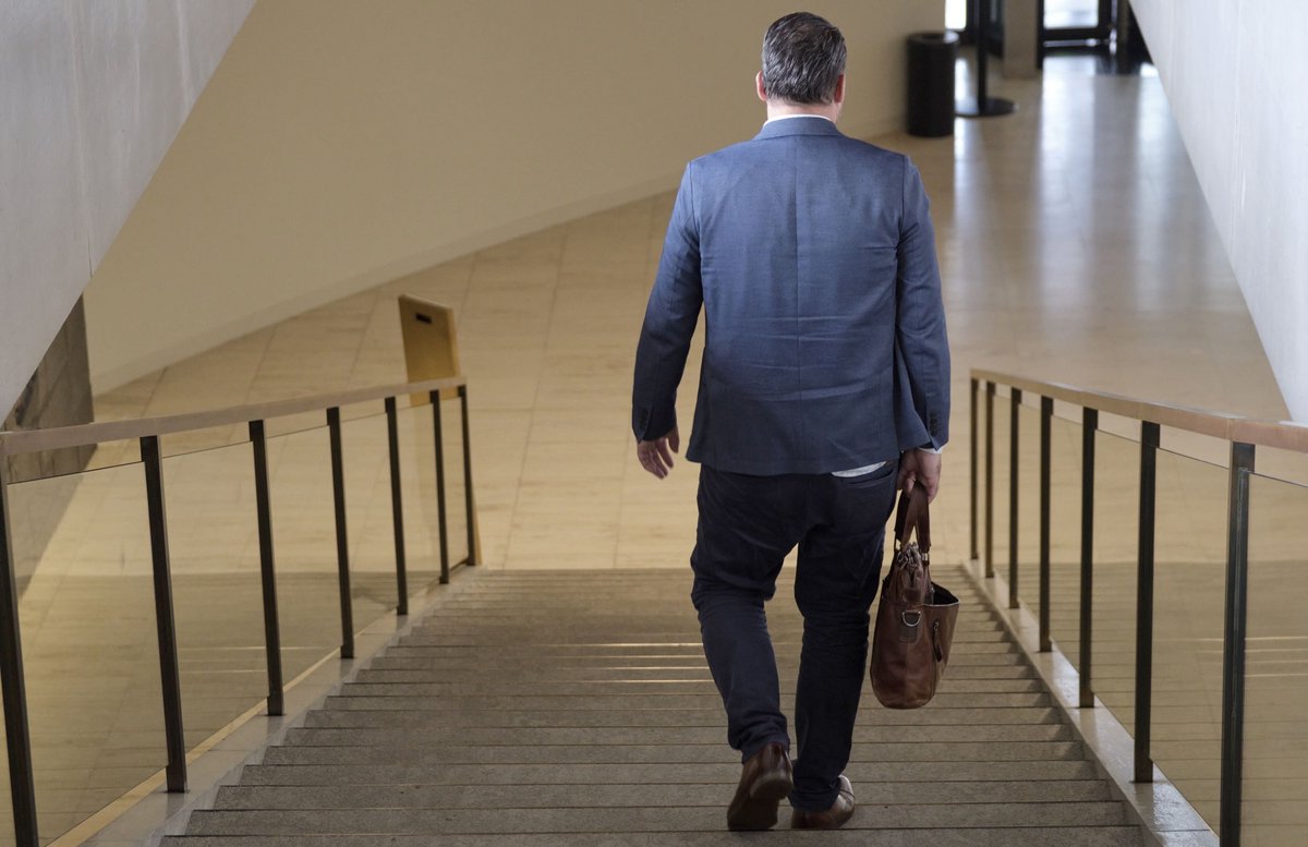 Gehrings Abgang aus dem Ausschuss, zumindest für diesen Sitzungstag. Gehrings Abgang aus dem Ausschuss, zumindest für diesen Sitzungstag.