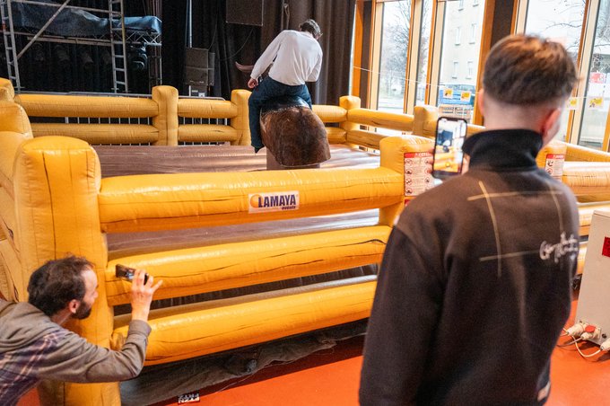 Lockmittel: Reiten auf dem mechanischen Bullen.