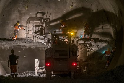 Mineure bereiten Sprengladungen vor, hier im Wagenburgtunnel. 