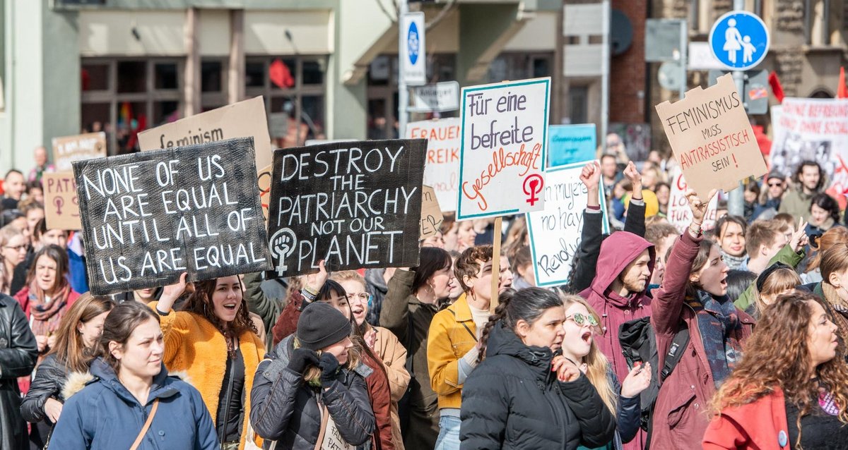 Zeitlos aktuell: "Zerstört das Patriarchat, nicht den Planeten!" Demonstration am Frauentag 2020 in Stuttgart. Foto: Jens Volle