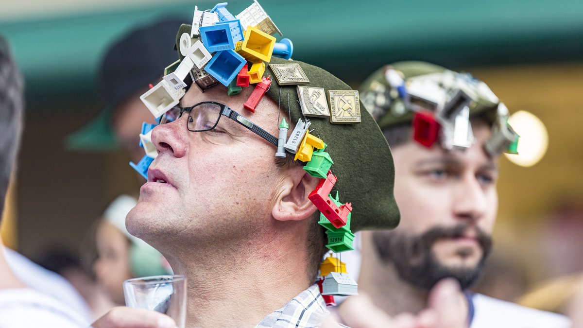 Kopfschmuck muss sein. Jedes Jahr wird ein besonderes Gebäude aus Ravensburg zum Rutenfestabzeichen auserkoren und als 3-D-Modell gedruckt. 