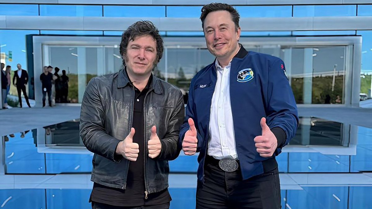 Elon Musk (r.) mit dem argentinischen Präsidenten Javier Milei, der als ultraliberal, ultrakonservativ und rechtspopulistisch gilt. Foto: Gobierno de Argentina, CC BY 4.0, https://commons.wikimedia.org/w/index.php?curid=149011102